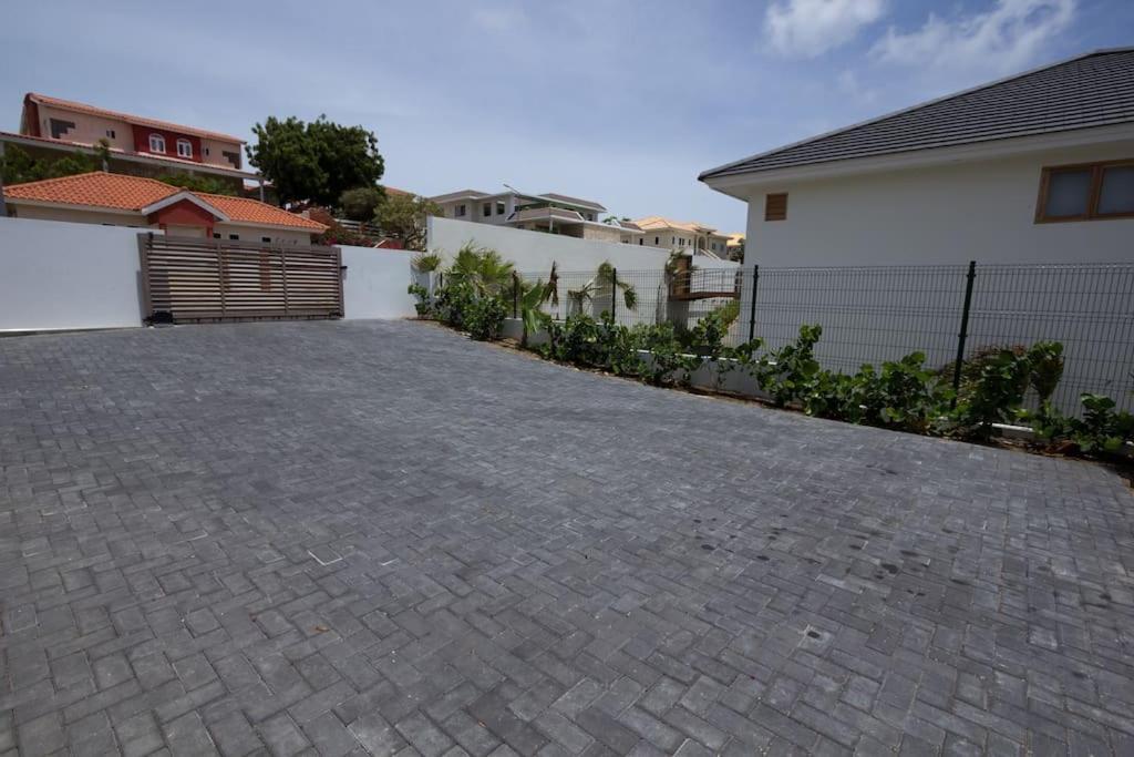 Goudhaen Luxury Private Apartments Jan Thiel Beach Екстериор снимка